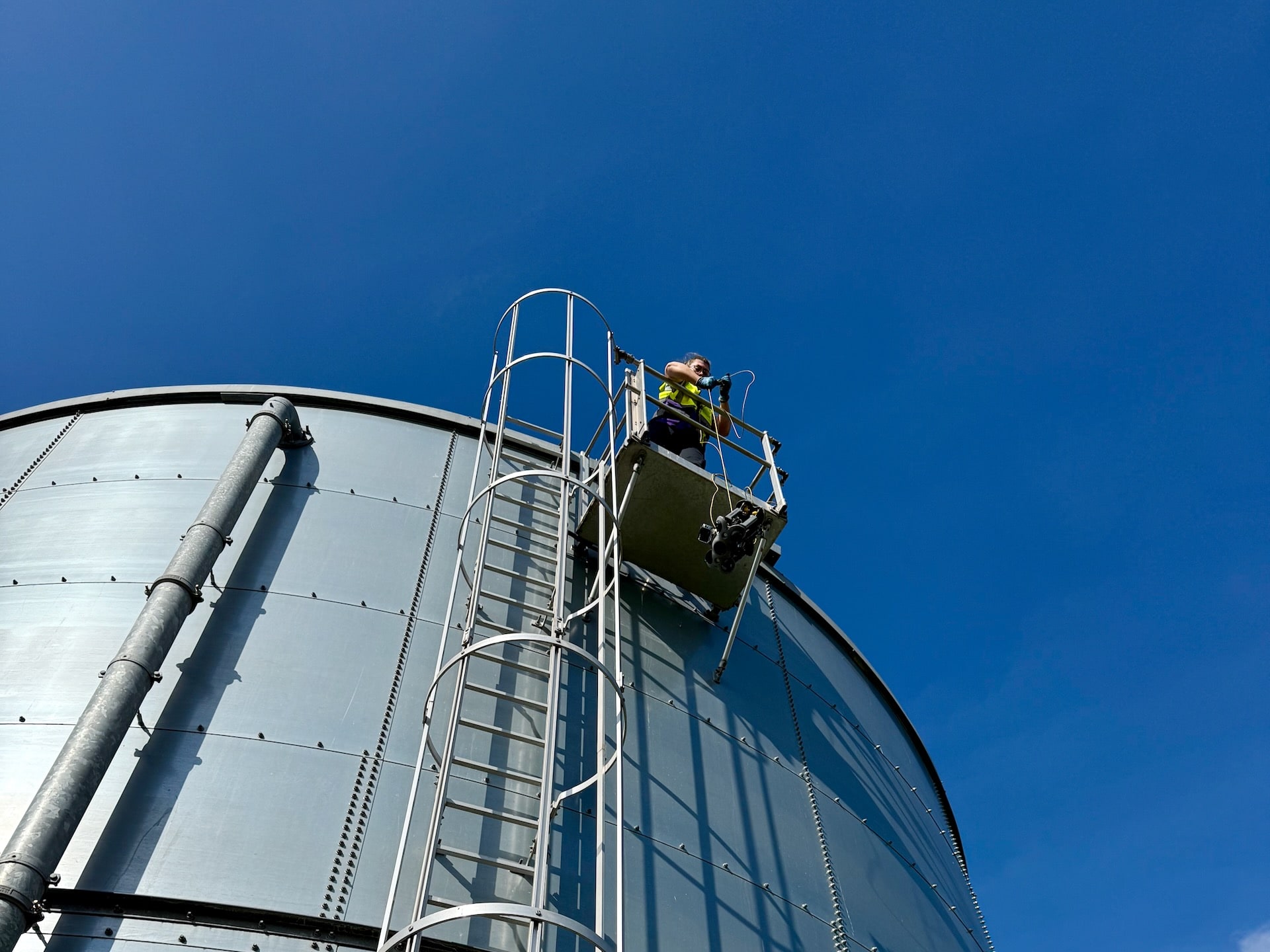 Juliana Steht Auf Sprinklertank